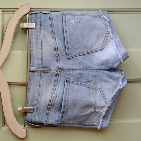 Women's So low rise Favorite Shortie jean shorts size 3 lightwash distressed - Picture 4 of 4